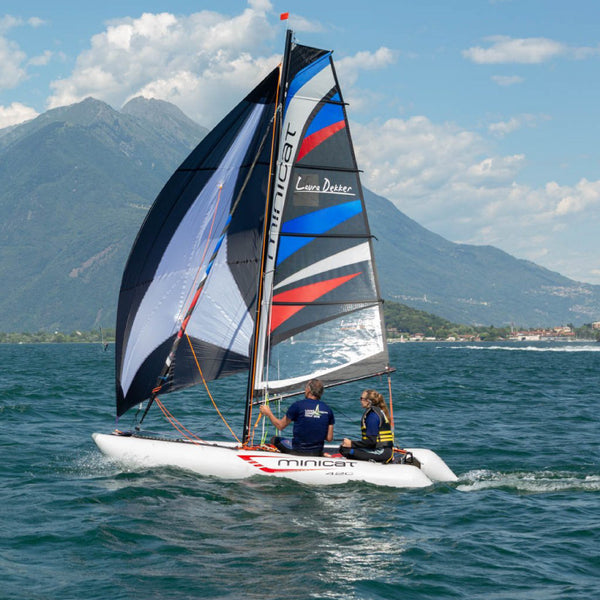 MiniCat 420 Laura Dekker flying a Genna